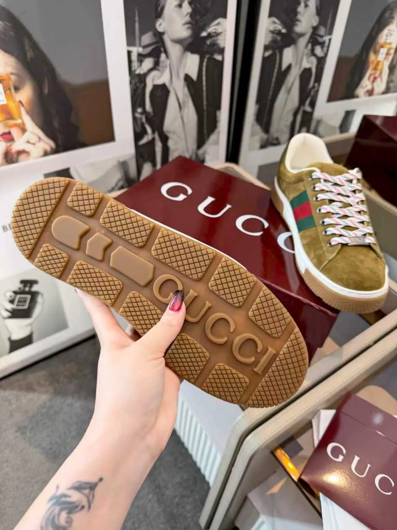 [G Home] P: 580💰 Men's model, Sizs: 39-44 (customized at 45) GUCCI classic design, casual elements, catwalk model. This pair of top-quality GUCCI shoes, with pure white as the main tone, shows elegance. The iconic red and green webbing embellishment instantly demonstrates the brand's charm and trendy attitude without the need for too many words. The upper material is delicate and feels comfortable, making every step feel like walking on the clouds. Exquisite details, such as shiny decorations and unique metal buckles on the shoes, add highlights to the overall look, giving off a unique brilliance inadvertently. Whether paired with casual jeans for a casual look or paired with a simple dress for a gentle and romantic look, it can be easily worn and becomes a versatile item in your wardrobe. Choose it and embark on a journey that combines style and comfort, making every trip a fashion show.